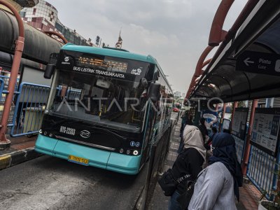 TARGET ELEKTRIFIKASI BUS TRANSJAKARTA | ANTARA Foto