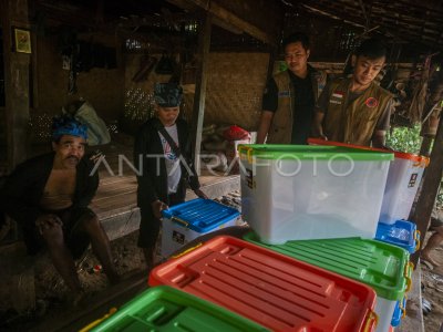 BANTUAN UNTUK KORBAN BENCANA DI BADUY | ANTARA Foto