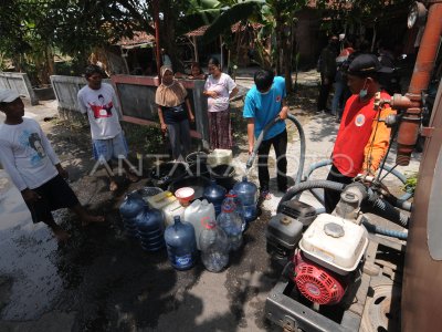 KEBUTUHAN AIR BERSIH SAAT MUSIM KEMARAU | ANTARA Foto