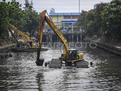 Gerebek Lumpur Kali Cideng Antara Foto