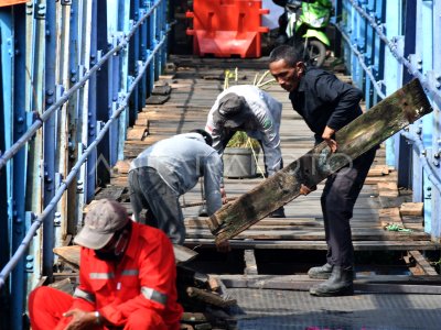 PERBAIKAN JEMBATAN PENINGGALAN BELANDA | ANTARA Foto