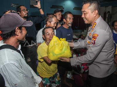 PENINJAUAN PENGUNGSI KORBAN BANJIR DI PALANGKA RAYA | ANTARA Foto