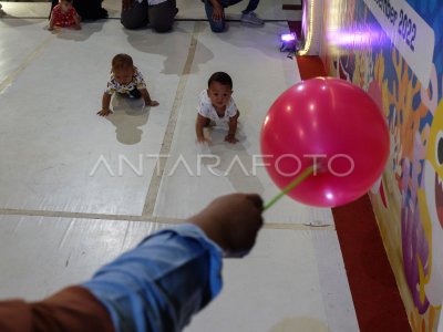 LOMBA BAYI MERANGKAK | ANTARA Foto