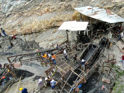 EVAKUASI KORBAN LEDAKAN TAMBANG BATU BARA SAWAHLUNTO | ANTARA Foto