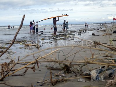 Sampah Kiriman Akibat Cuaca Ekstrem Di Pantai Kuta Bali Antara Foto