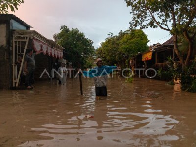 BANJIR BANDANG DI PERUMAHAN DINAR INDAH SEMARANG | ANTARA Foto