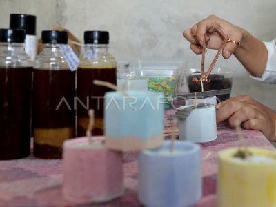 PRODUKSI LILIN BERBAHAN MINYAK JELANTAH | ANTARA Foto