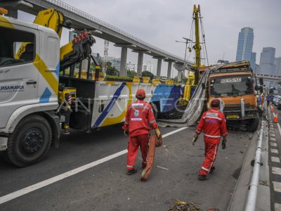 KECELAKAAN TRUK DI TOL DALAM KOTA JAKARTA | ANTARA Foto