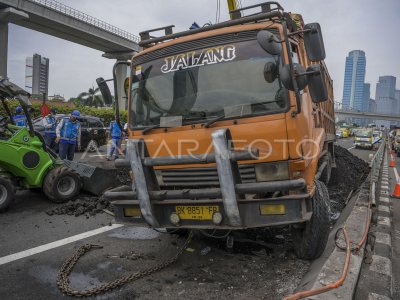 KECELAKAAN TRUK DI TOL DALAM KOTA JAKARTA | ANTARA Foto