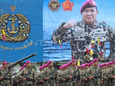 PENGANGKATAN WARGA KEHORMATAN KORPS MARINIR | ANTARA Foto