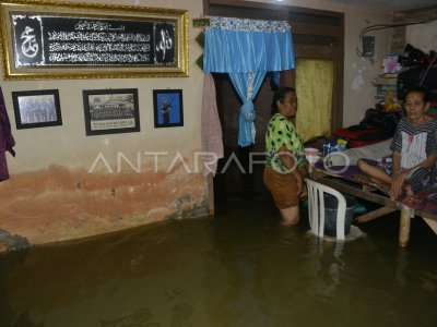 BANJIR MERENDAM KOTA MAKASSAR | ANTARA Foto