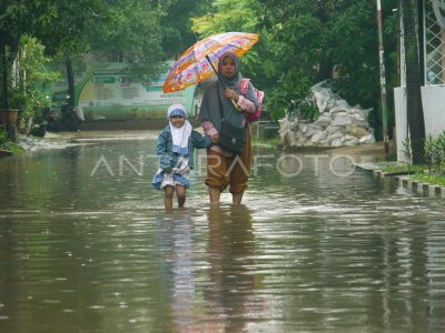 BANJIR DI BEKASI AKIBAT HUJAN DERAS | ANTARA Foto