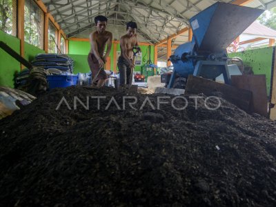 PENGOLAHAN SAMPAH MENJADI PUPUK ORGANIK | ANTARA Foto