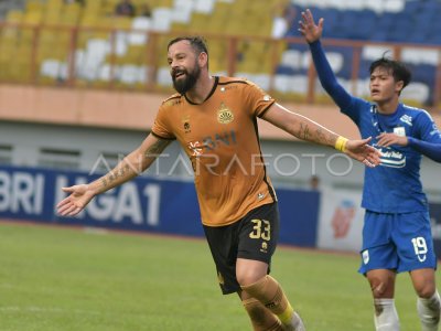 Bhayangkara Fc Melawan Psis Semarang Antara Foto