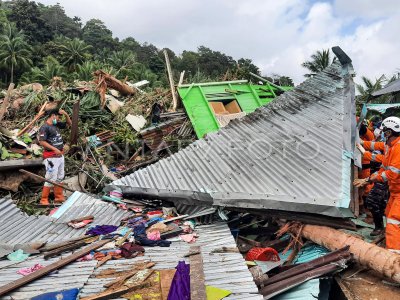 PENCARIAN KORBAN TANAH LONGSOR DI SERASAN | ANTARA Foto