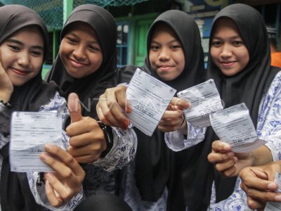 PROGRAM PEMBAGIAN TABLET TAMBAH DARAH UNTUK REMAJA PUTRI | ANTARA Foto