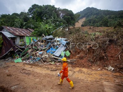 TITIK BENCANA TANAH LONGSOR SERASAN | ANTARA Foto