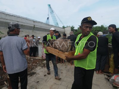 Pemindahan Makam Terdampak Pembangunan Tol Solo Yogyakarta Antara Foto