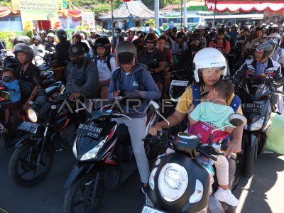 ARUS MUDIK DI PELABUHAN PADANGBAI BALI | ANTARA Foto