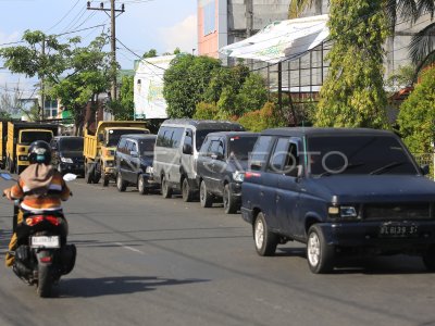 Antrean Pengisian BBM Solar Subsidi Di Aceh | ANTARA Foto