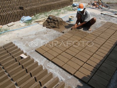 Perajin batu bata di Jombang | ANTARA Foto