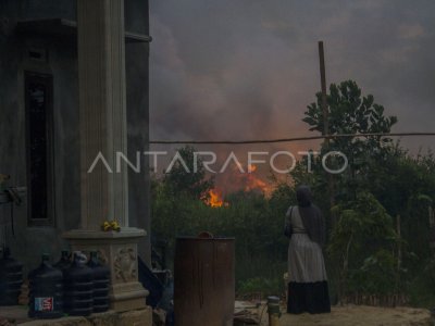 Kebakaran Lahan Di Kalsel Mendekati Permukiman Warga | ANTARA Foto