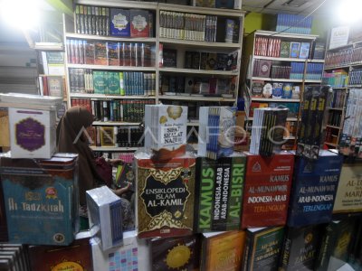 Pasar Penjualan Buku Di Toko Konvensional Meredup | ANTARA Foto