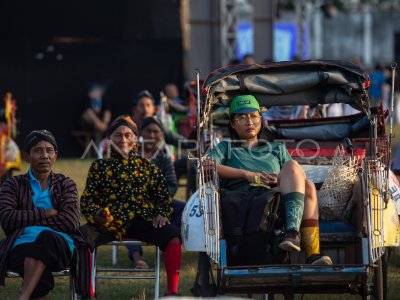 Menonton film dengan menaiki becak