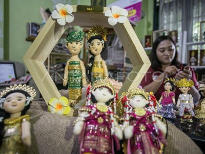 Kerajinan boneka flanel berpakaian adat nusantara | ANTARA Foto
