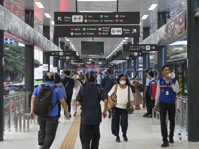 Halte TransJakarta Kembali Beroperasi | ANTARA Foto