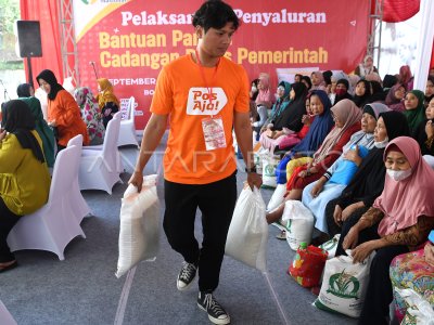 Penyaluran Bantuan Pangan Cadangan Beras Pemerintah | ANTARA Foto