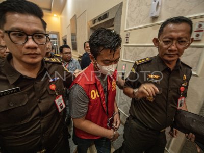 Kejati Sumsel Tahan Tiga Tersangka Kasus Korupsi Pajak | ANTARA Foto