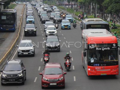 Transjakarta Targetkan 100 Bus Listrik Beroperasi | ANTARA Foto