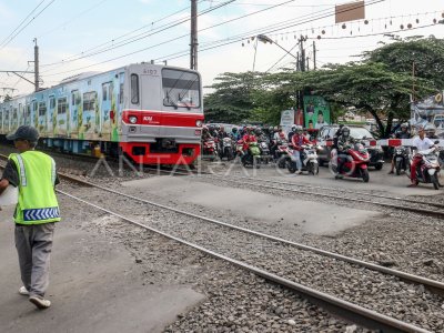 Terobos Palang Perlintasan Kereta Api | ANTARA Foto