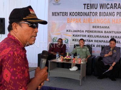 Menko Perekonomian Salurkan Bantuan Pangan Di Denpasar | ANTARA Foto