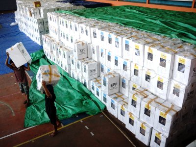 Distribusi Logistik Pemilu 2024 Jombang | ANTARA Foto