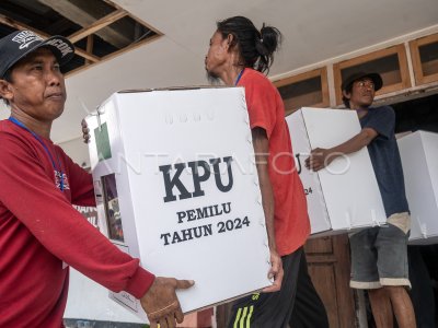 Distribusi Terakhir Logistik Pemilu Di Palu | ANTARA Foto