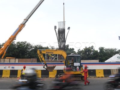 Progres Pembangunan LRT Jakarta Fase 1 B | ANTARA Foto