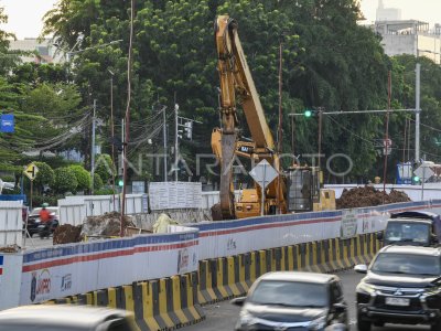 Progres Pembangunan LRT Jakarta Fase 1 B | ANTARA Foto