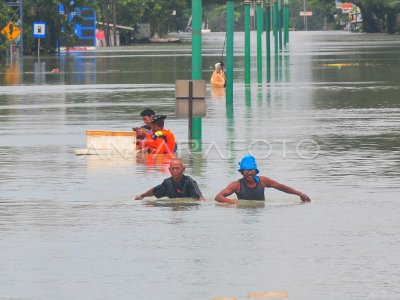 Jalan Pantura Demak-Semarang Putus Akibat Banjir | ANTARA Foto