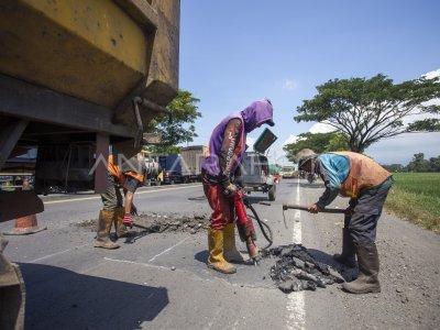 Perbaikan Jalur Pantura Jelang Arus Mudik | ANTARA Foto