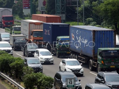 Pembatasan Angkutan Barang Pada Musim Mudik Lebaran 2024 | ANTARA Foto