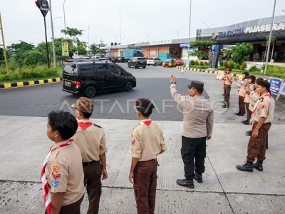 Pramuka Membantu Arus Lalu Lintas Rest Area | ANTARA Foto