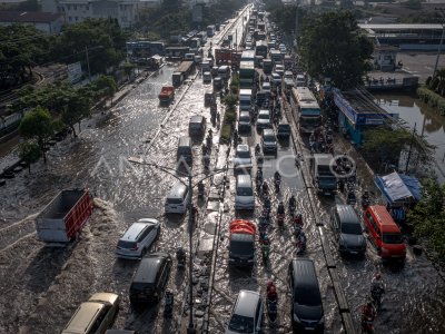 Jalur Utama Mudik Pantura Semarang Terendam Banjir | ANTARA Foto