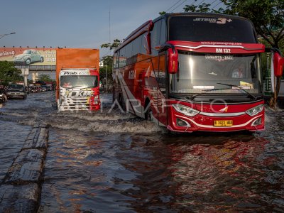 Jalur Utama Mudik Pantura Semarang Terendam Banjir | ANTARA Foto