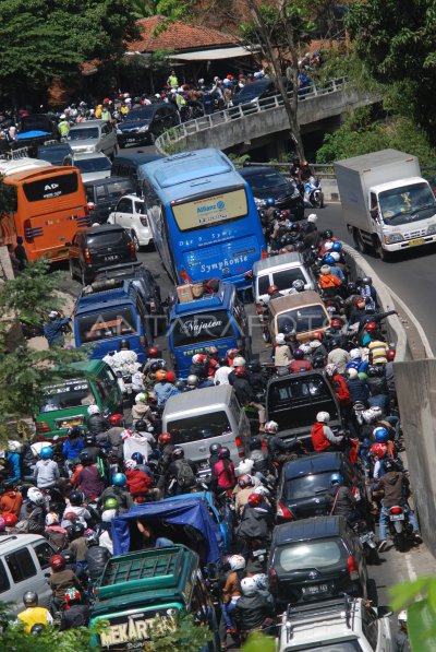 PUNCAK ARUS BALIK BANDUNG | ANTARA Foto