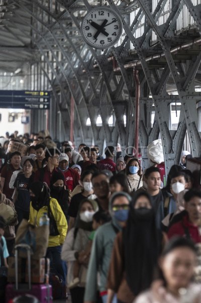 Puncak Arus Balik Di Stasiun Pasar Senen | ANTARA Foto