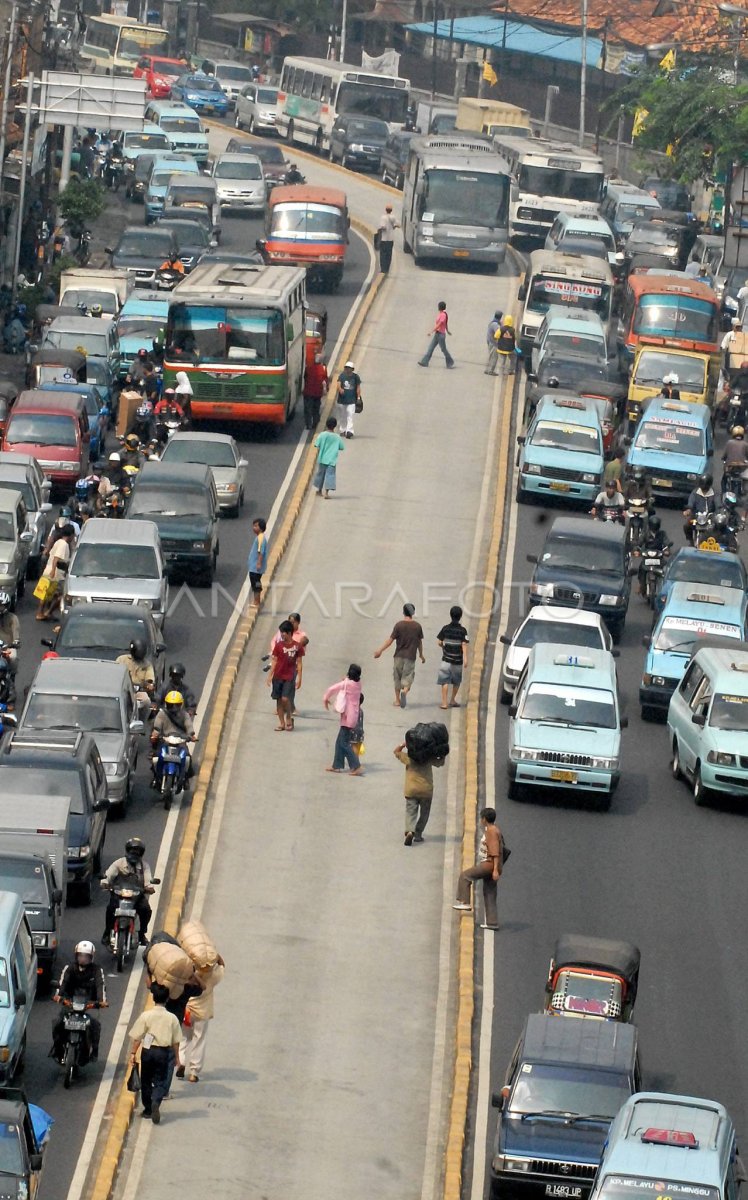 jalur busway | ANTARA Foto