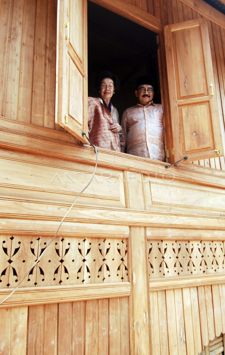 KONSERVASI RUMAH GADANG | ANTARA Foto