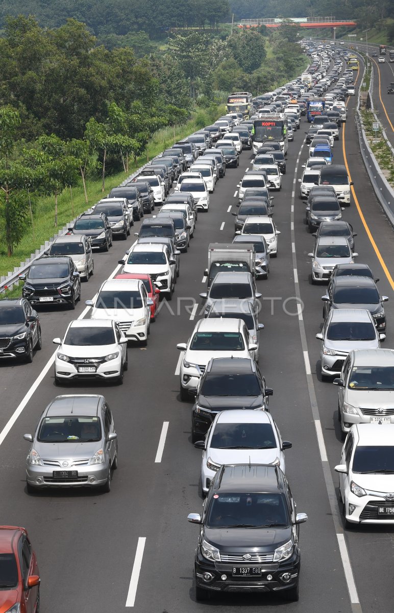 Kemacetan Arus Balik Di Jalur One Way | ANTARA Foto